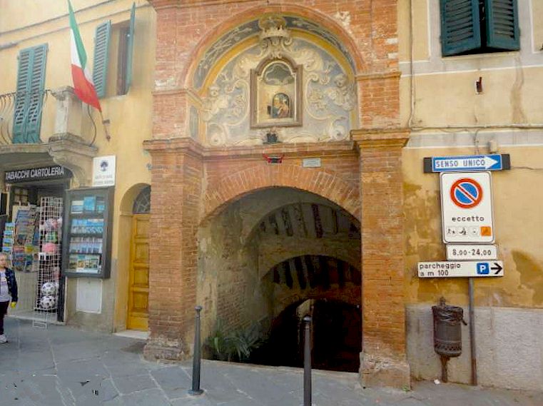 The Vicolo dell' Arco in Castelnuovo Berardennga